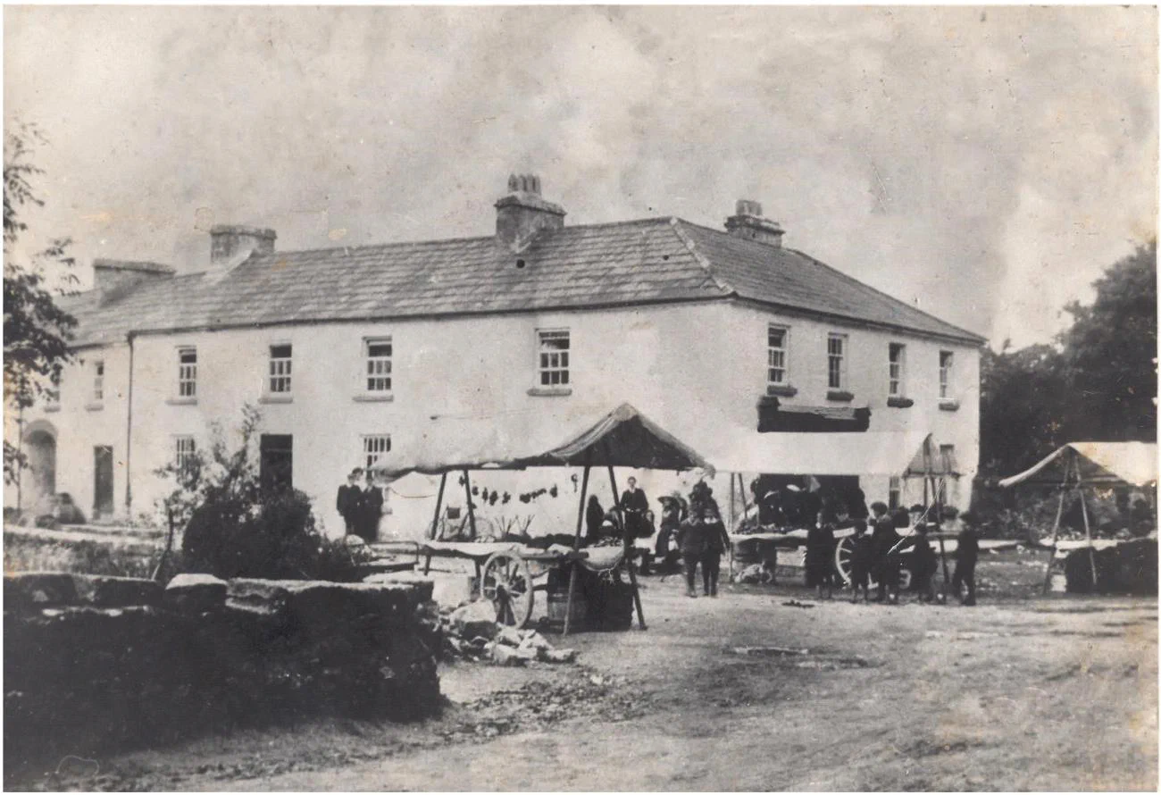 Ballinamore Bridge c. 1911. Taylors Public House is to the right of the building with the RIC Barracks to the left. Note the bars on the lower windows. The courthouse was in a single story building further to the left on the Newbridge road.